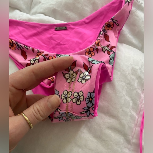 Maaji
Fuchsia Dream Pirouette Sliding
Bikini Top+ bottom sz small 💕 - Picture 7 of 8